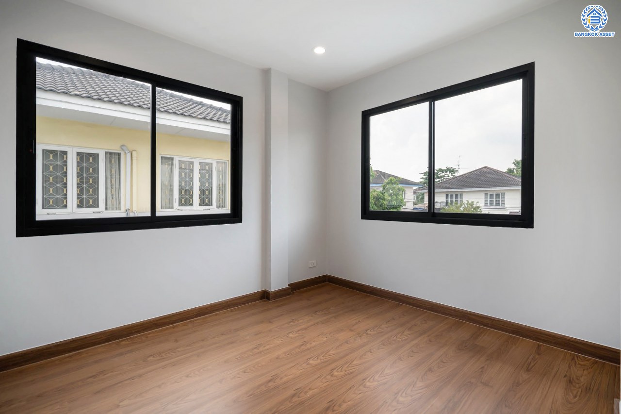 บ้านมือสองตกแต่งใหม่ แบรนด์ LH โครงการ ชัยพฤกษ์ บางบัวทอง หลังใหญ่ เนื้อที่ 76 ตร.ว. ฟังก์ชัน 3 ห้องนอน 2 ห้องน้ำ จอดรถได้ 2 คัน พร้อม Facilities ครบครัน บนทำเลเดินทางสะดวก ติดถนนบางกรวย-ไทรน้อย ใกล้เซ็นทรัลเวสต์เกต และรถไฟฟ้าสายสีม่วง "สถานีบางพลู"